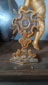 Piccolo reliquiario in legno laccato con reliquia XVIII secolo